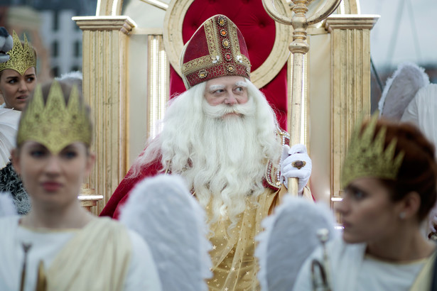 Olaf Lubaszenko jako Święty Mikołaj ratuje dziecko, które zimą wpadło do rzeki. Zobacz zapowiedź filmu "Miłość jest wszystkim"