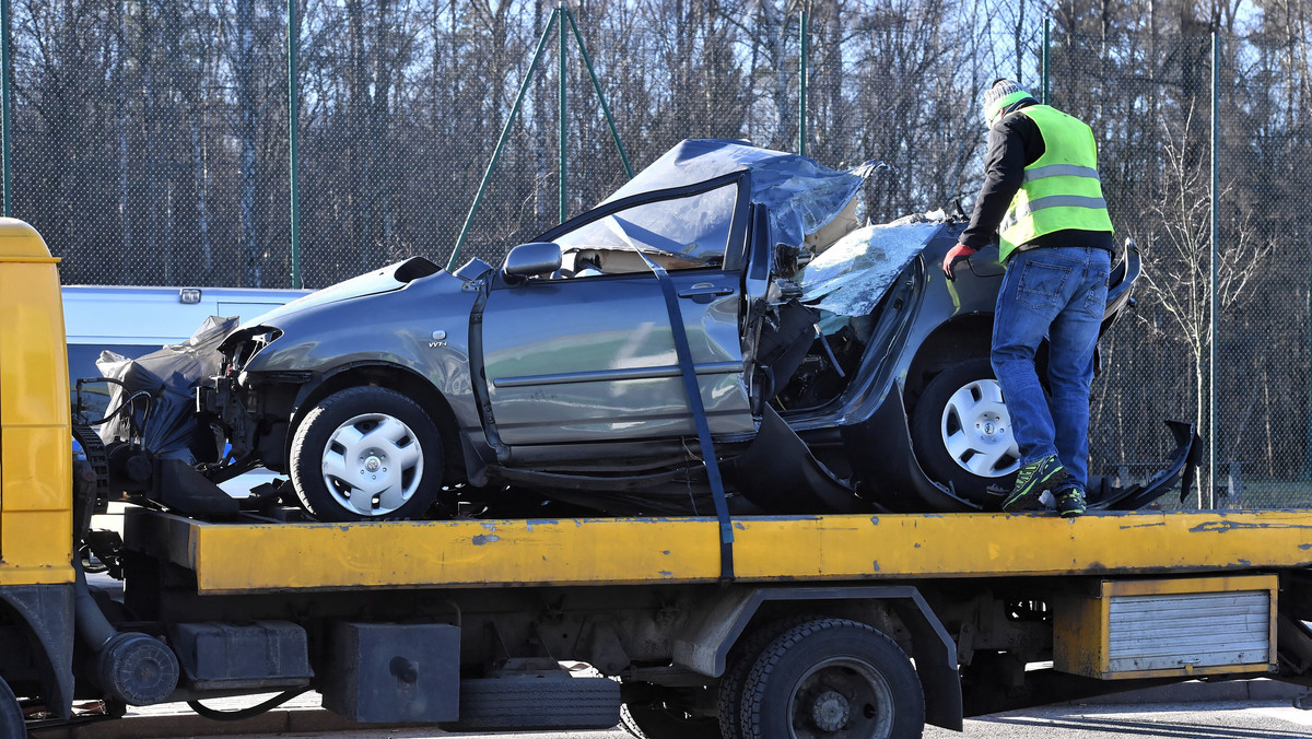 W Gdyni samochód uderzył w słup oświetleniowy. Na miejscu zginęły trzy osoby .