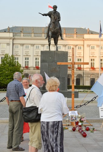 Krzyż przed Pałacem Prezydenckim