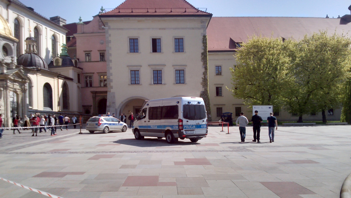 Mieszkaniec Krakowa, który na Wawelu zaatakował dzisiaj rano siekierą wycieczkę, której przewodził ksiądz, jest obecnie badany przez lekarza. Jeśli mężczyzna zostanie uznany za zdrowego i poczytalnego, zostanie jutro przesłuchany. W przeciwnym wypadku trafi do szpitala na obserwację.