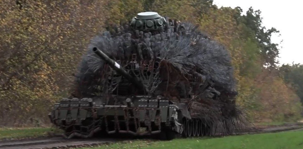 Rosyjski czołg z pancerzem typu "jeż" w drodze na front...