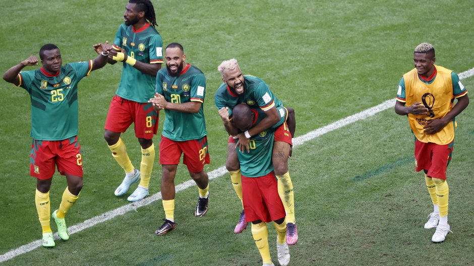 Piłkarze Kamerunu po golu w meczu z Serbią