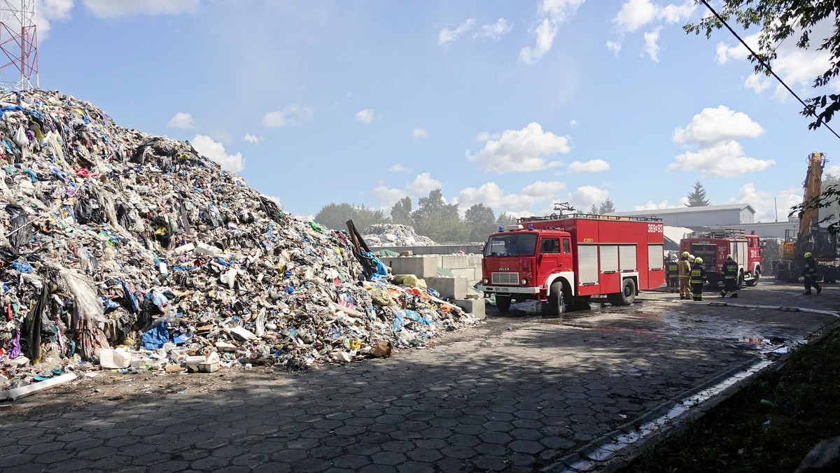 Gaszenie składowiska odpadów w Nowym Miszewie w powiecie płockim, 27 lipca 2023 r.