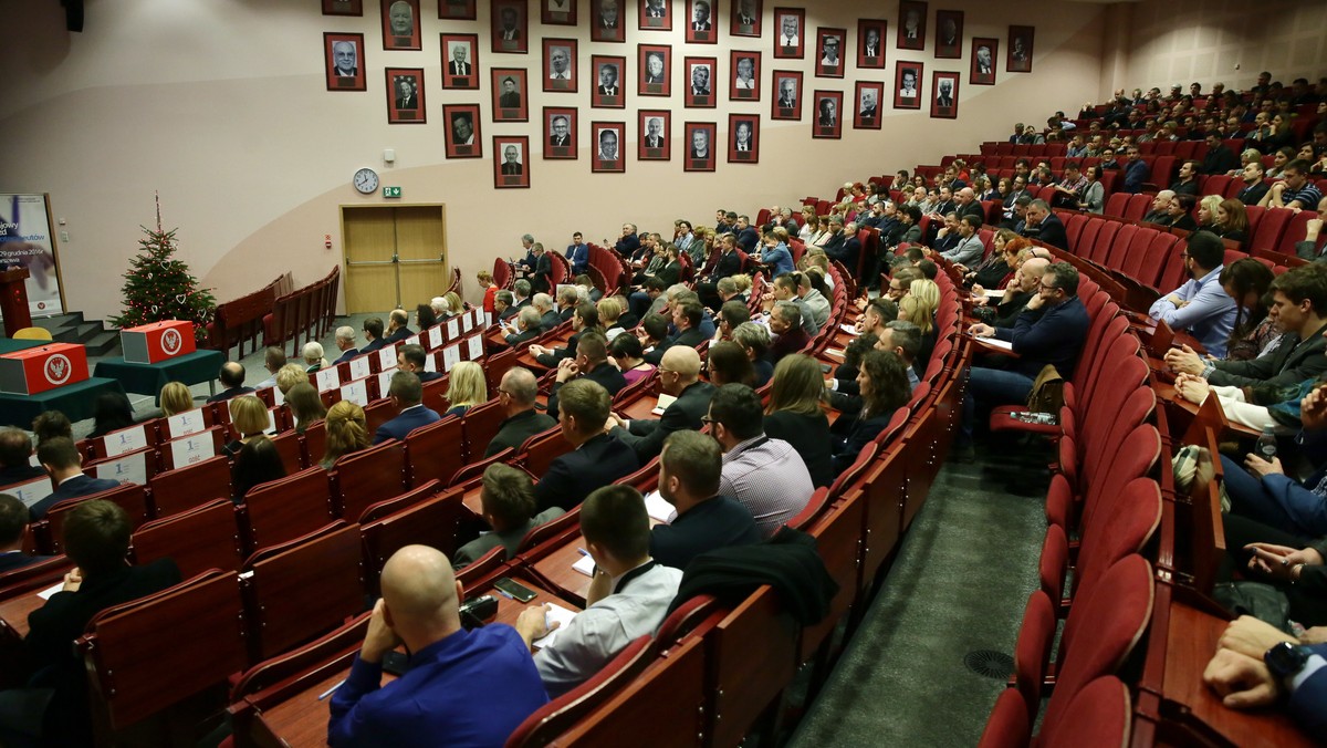 Obradujący w Warszawie, pierwszy w historii, Krajowy Zjazd Fizjoterapeutów wyłonił wczoraj wieczorem swój samorząd zawodowy - prezesem Krajowej Izby Fizjoterapeutów został Maciej Krawczyk.