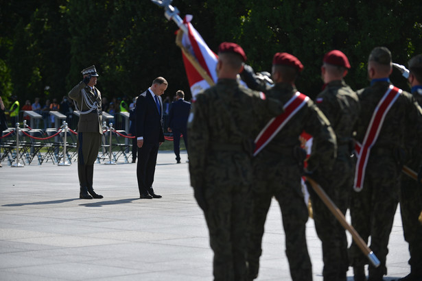 Warszawa, 06.08.2020. Inauguracja II kadencji Prezydenta RP. Prezydent Andrzej Duda (2L) i szef Sztabu Generalnego Wojska Polskiego generał Rajmund T. Andrzejczak (L) podczas uroczystości przyjęcia Zwierzchnictwa Prezydenta RP nad Siłami Zbrojnymi RP, 6 bm. na placu Marszałka Józefa Piłsudskiego w Warszawie. (sko) PAP/Marcin Obara