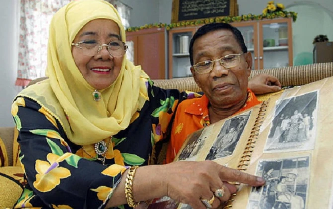 Kamarudin Muhamed sa svojom prvom i poslednjom suprugom