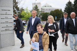 Wyższa renta socjalna? KO i grupa niepełnosprawnych zapowiadają zbiórkę podpisów pod projektem