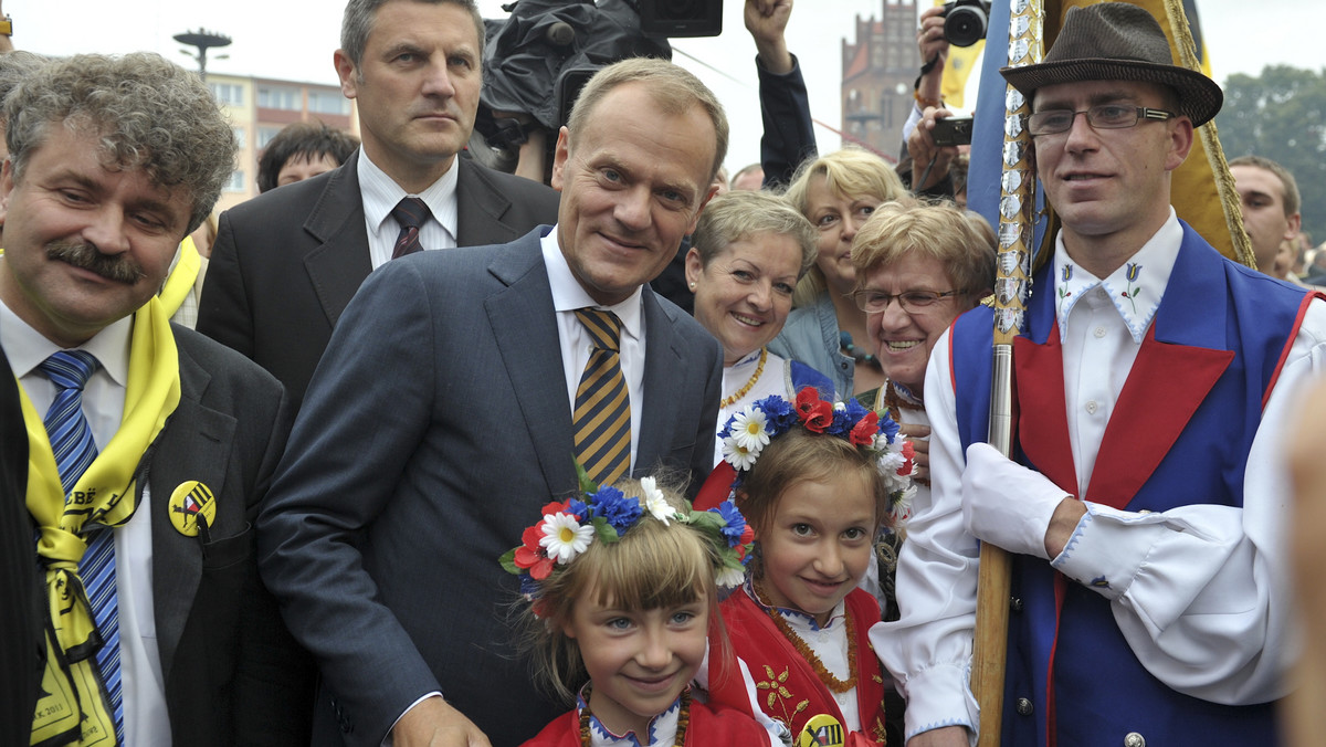 Premier Donald Tusk uczestniczył w sobotę w Lęborku (Pomorskie) w XIII Światowym Zjeździe Kaszubów - imprezie, która ma integrować kaszubską społeczność.