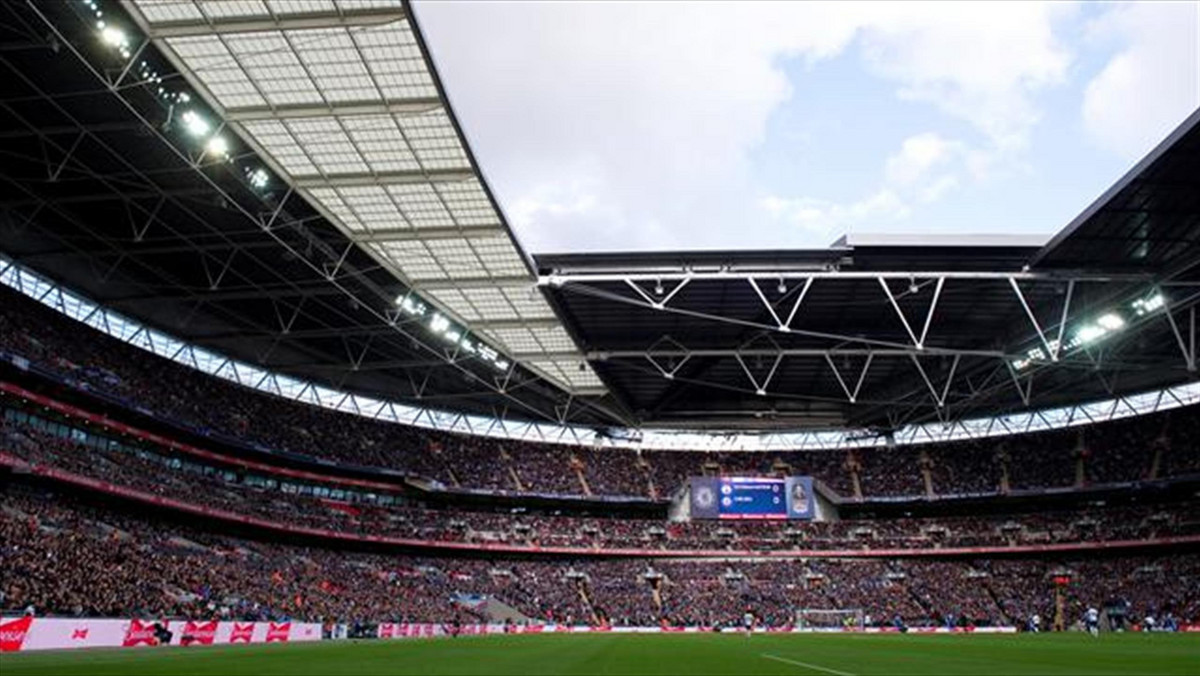 W najbliższy weekend na stadionie Wembley zgodnie z planem rozegrane zostaną trzy finałowe mecze barażowe - poinformowali w piątek organizatorzy. Wcześniej nie było to oczywiste, gdyż w pobliżu stadionu znaleziono bombę, będącą niewypałem z czasów II wojny światowej.