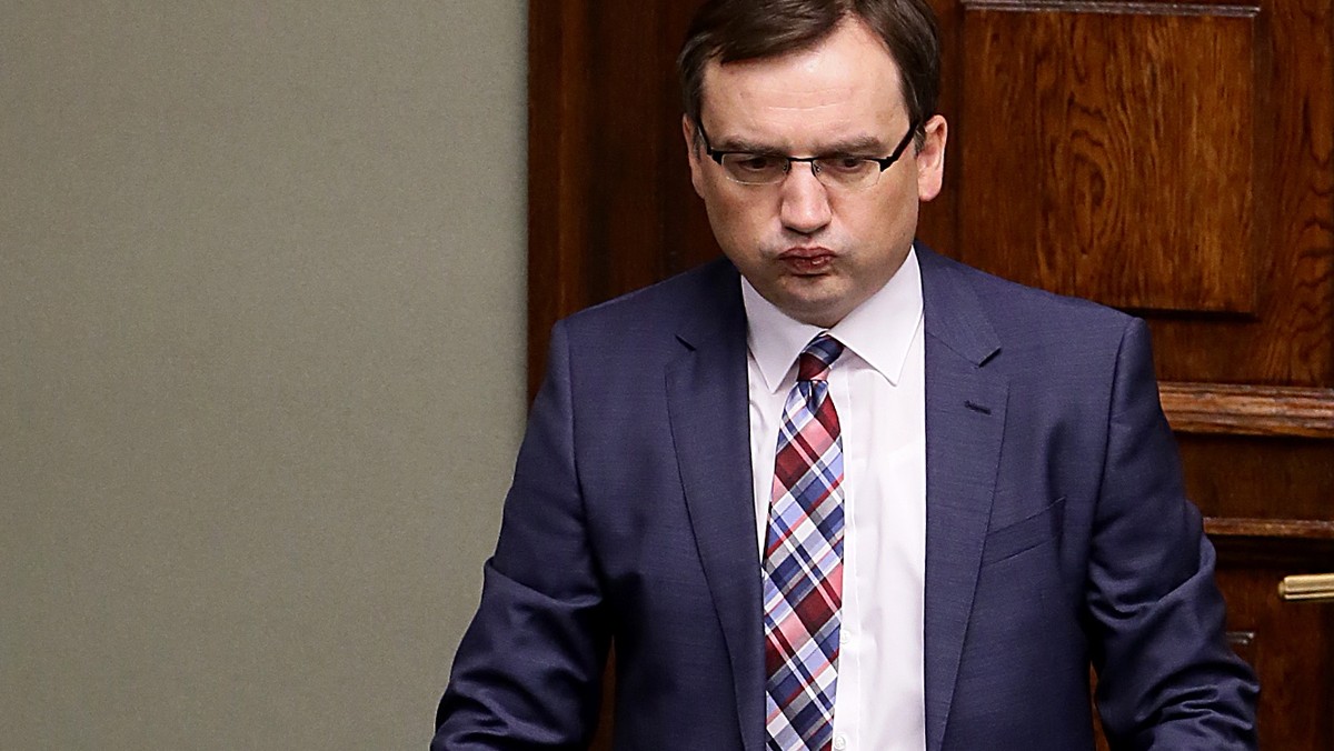 Minister sprawiedliwości Zbigniew Ziobro nie ogłasza konkursów na 500 wolnych stanowisk sędziowskich, a to powoduje, że wydłużony zostaje czas rozpatrywania spraw w sądach - ocenili na konferencji posłowie PO. Według posła PO Roberta Kropiwnickiego minister Ziobro opóźnia prace sądów poprzez "blokowanie etatów sędziowskich".