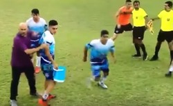 Takiej bijatyki na piłkarskim boisku jeszcze nie widzieliście [WIDEO]