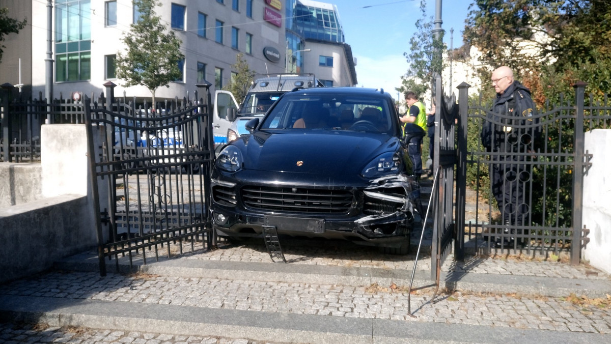 Poznań: Pościg za kierowcą porsche. Trzy radiowozy uszkodzone