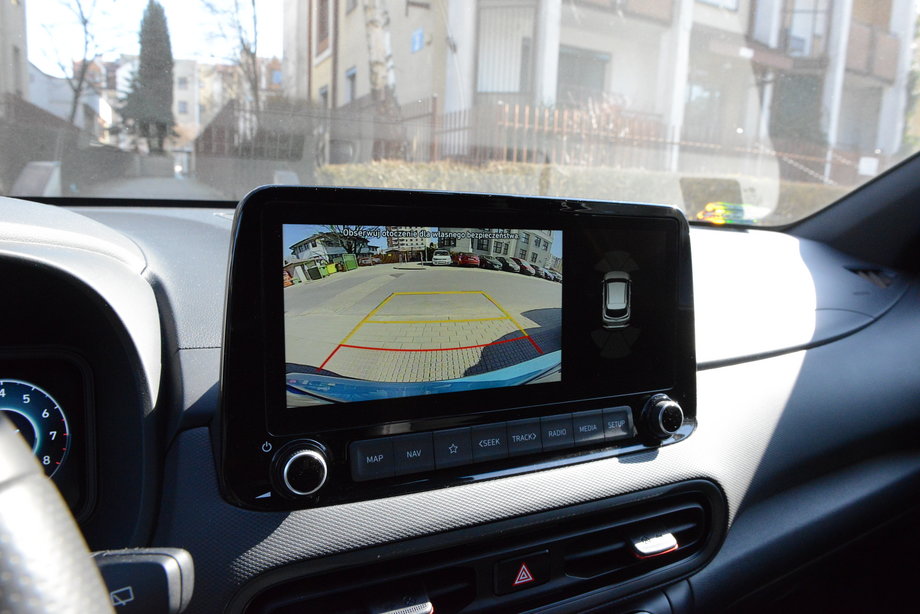 Hyundai Kona ma niezły system multimedialny - na jego ekranie pokazywany jest m.in. obraz z kamer, ułatwiających manewry. Można też podłączyć telefon, by korzystać np. z map Google'a.