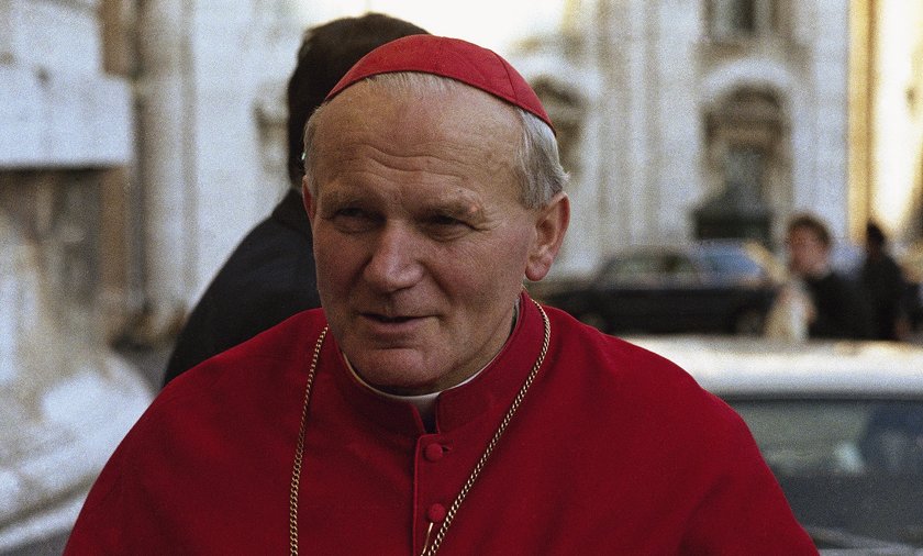 Kiedy Karol Wojtyła był metropolitą krakowskim, czyli w latach 1964-1978, służba bezpieczeństwa infiltrowała środowisko duchownych i szukała kompromatów na księży. Z tego powodu Wojtyła musiał być ostrożny. Niektórzy zarzucają mu dziś, że dobro Kościoła przedkładał nad cierpienie ofiar księży drapieżców. Co pokażą dokumenty kościelne i czy zostaną odtajnione?