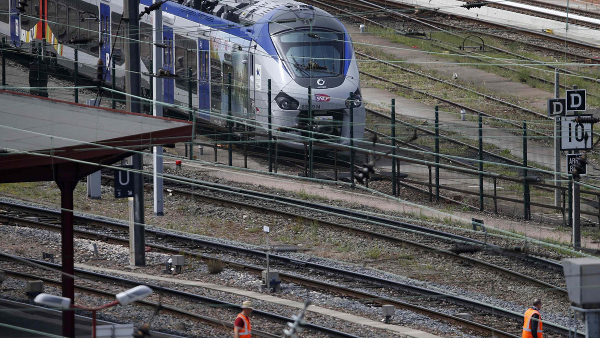 Francuskie koleje państwowe SNCF kupiły pociągi zbyt szerokie dla ponad półtora tysiąca dworców. Przeróbki peronów będą kosztowały 50 milionów euro.