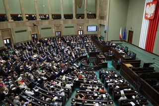 KO przed PiS o włos. Ale wynik jednej partii może przesądzić o układzie sił w Sejmie. Nowy sondaż