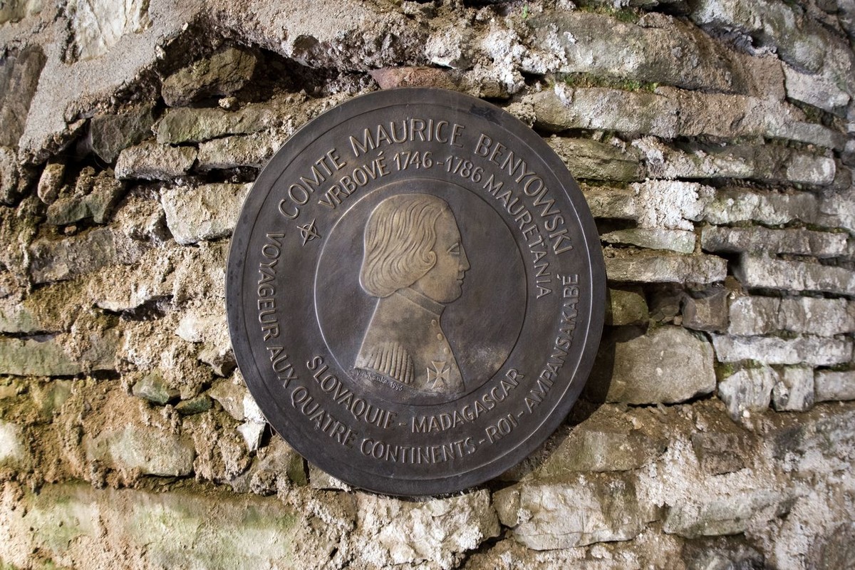 Tablica upamiętniająca Maurycego Beniowskiego