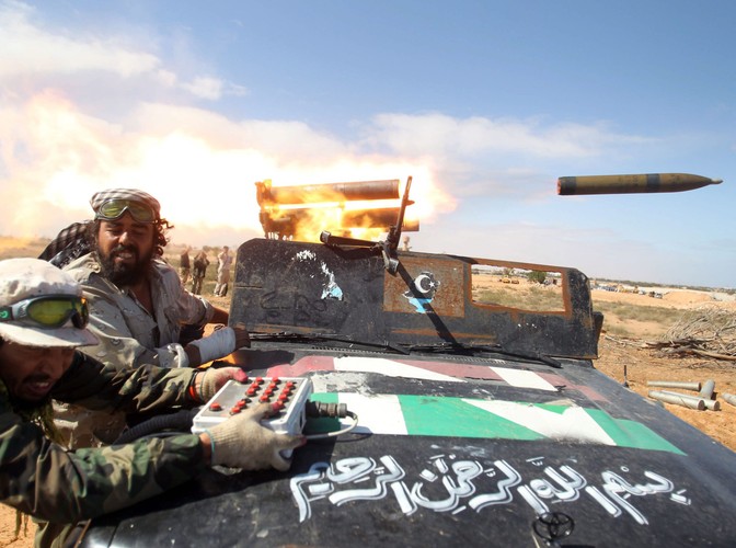 Powstańcy ostrzeliwują pozycje wojsk wiernych Kaddafiemu