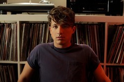 Charlie Puth w teledysku do singla "The Way I Am". Tak wygląda impreza według gwiazdy pop