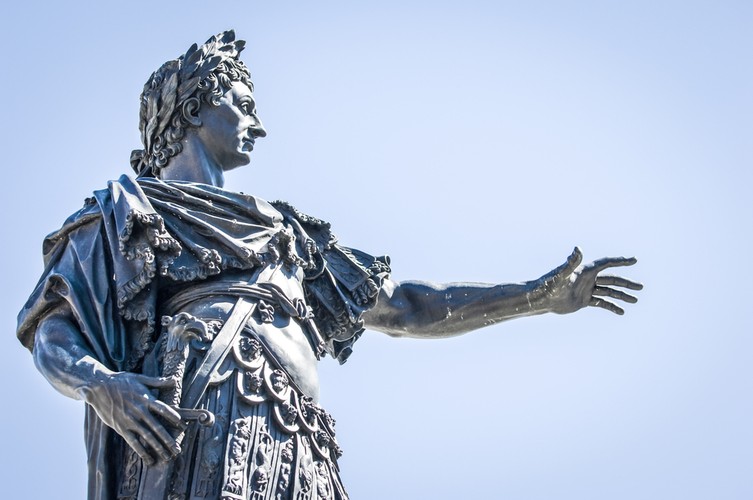 Rejencja Szwabia, Niemcy. Stopa bezrobocia: 3,2 proc. Region ten leży w południowo zachodniej części Bawarii. Przepływa przez niego Dunaj. Stolicą jest Augsburg, w którym siedziby i zakłady produkcyjne mają takie koncerny jak MAN, EADS czy KUKA. Na zdjęciu pomnik cesarza Oktawiana Augusta, założyciela Augsburga.