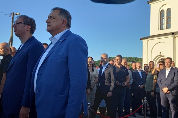 VUČIĆ I DODIK STIGLI NA SLAVU HRAMA U SITNICI Predsednik Srbije dočekan uz pesmu, pogaču i so