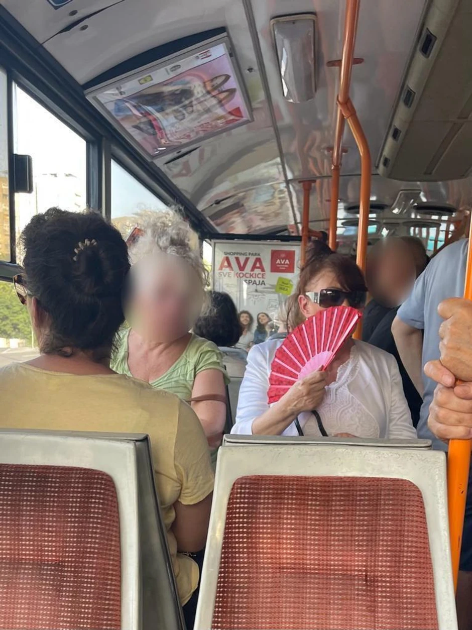 Nada Macura se hladi lepezom