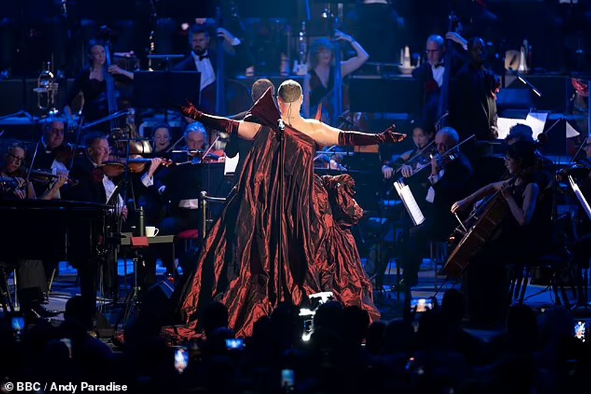 Sem Smit u kreaciji brenda Vivijen Vestvud