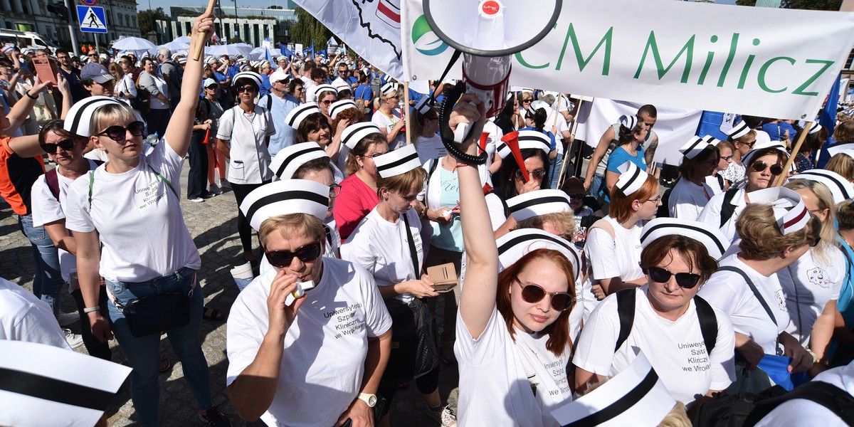 Na protest zjechali przedstawiciele służby zdrowia z całego kraju. Mieli rządzącym wiele do powiedzenia.