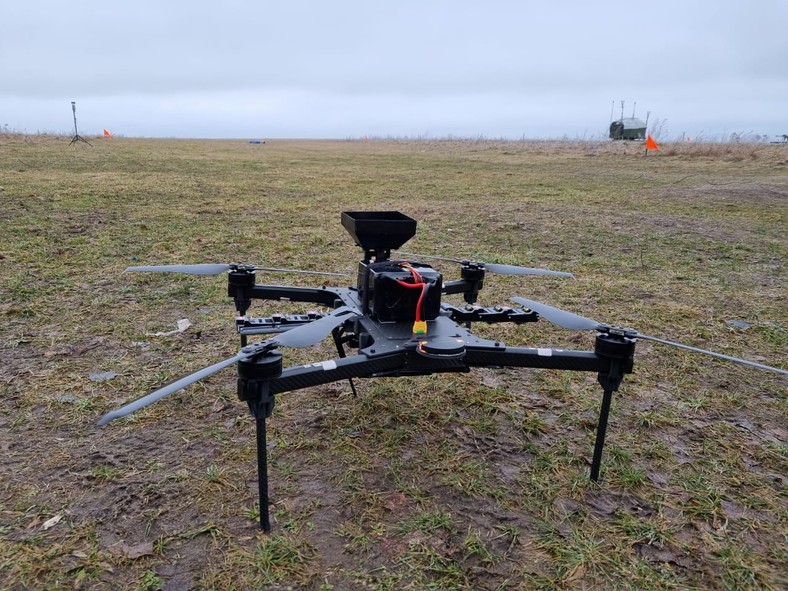 Dron zespołu Tarasa podczas testów poligonowych.