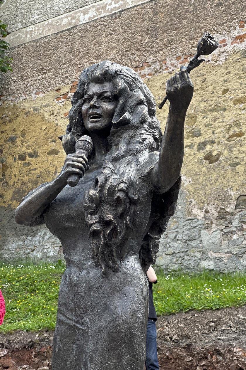 Pomnik Violetty Villas w Lewinie Kłodzkim.