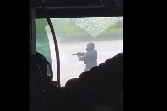 NOVI SNIMAK NAPADA NA ZATVORSKI KONVOJ U FRANCUSKOJ Kombiju preprečili put, pa pucali u policajce izbliza, oglasio se i Makron (VIDEO)