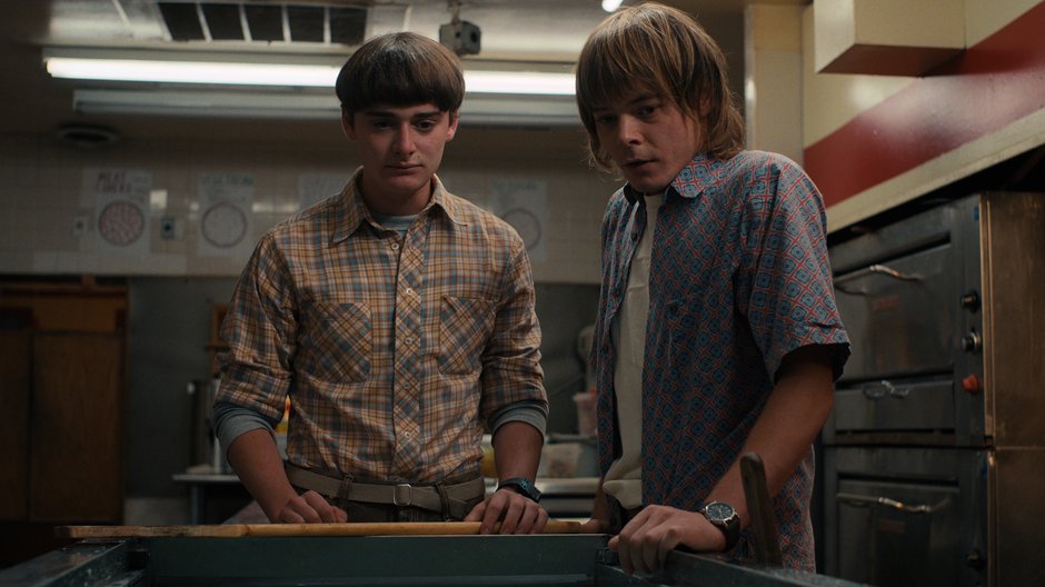 Noah Schnapp (z lewej) jako Will Byers w serialu Stranger Things