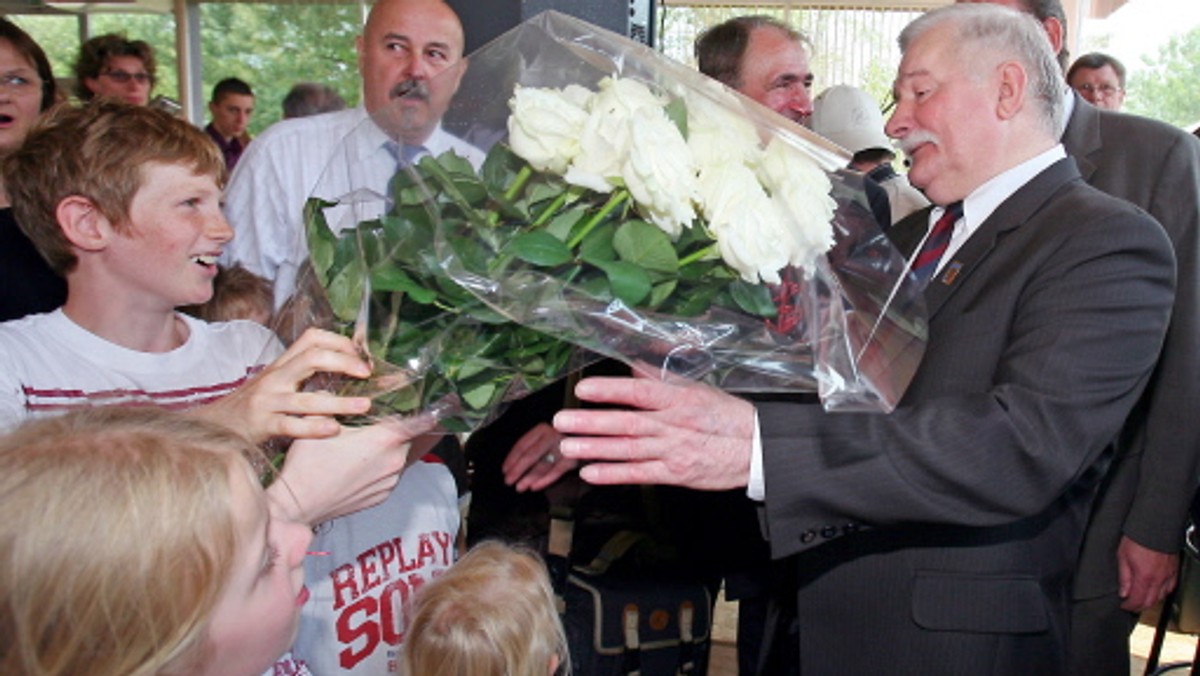 "Gazeta Wyborcza": W tym roku Lech Wałęsa zaprosił na swoje imieniny Lecha Kaczyńskiego z żoną. - Spotkamy się w Gdańsku na moich uroczystościach, przeprosi mnie, napijemy się z gwinta i możemy być dalej przyjaciółmi - mówił Wałęsa Monice Olejnik.