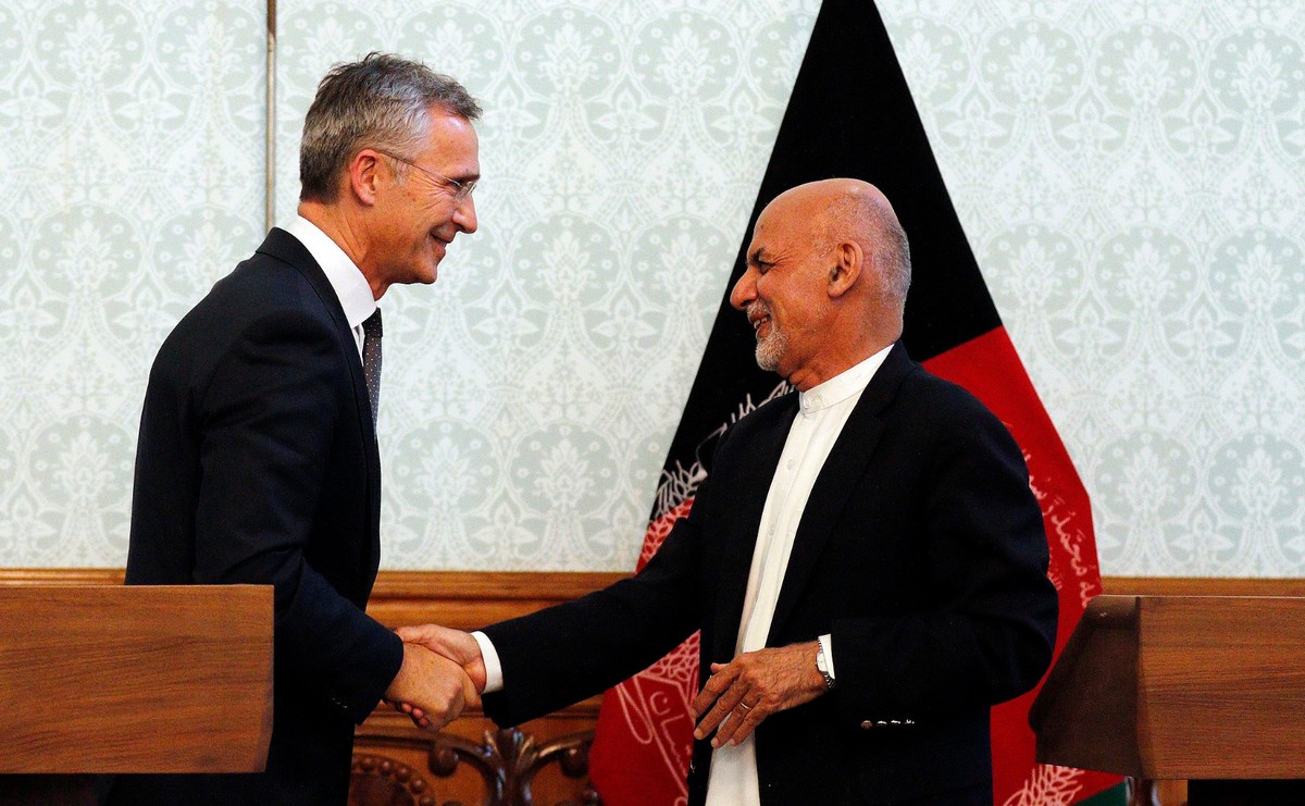 Prezydent Afganistanu Mohammad Ashraf Ghani i sekretarz generalny NATO Jens Stoltenber