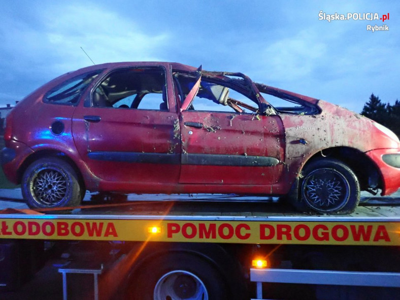 Auto wypadło z drogi i dachowało; za kierownicą 15-latek