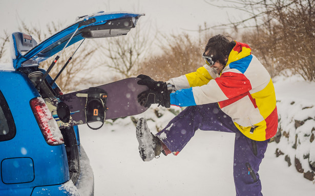 Jak bezpiecznie przewozić narty i snowboard? O tych zasadach musisz pamiętać