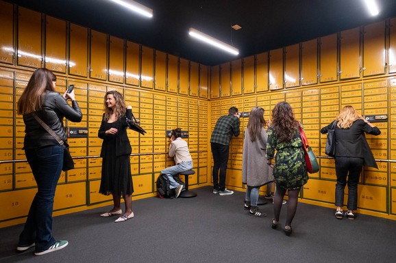 (FOTO) U Palati nauke otvorena izložba "Banka sećanja": Zavirite u 10 ličnih, naizgled običnih priča