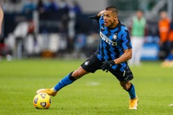 Sanchez w ciągu ośmiu minut strzelił dwa gole. Inter ucieka Milanowi