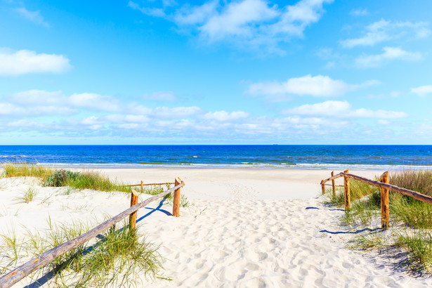 Te polskie plaże wyróżniono "Błękitną Flagą". Gdzie się znajdują?