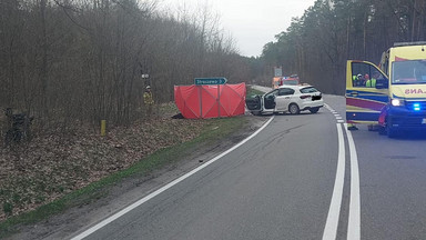 Tragiczne zderzenie samochodu z motocyklem. Nie żyje 81-latek