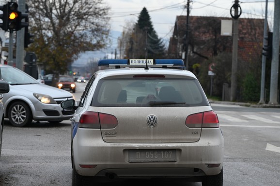 Policija u Inđiji zaustavila vozača (42) "škode", prilikom pretresa usledio ŠOK! U gepeku pronašli 15.000 skrivenih tableta