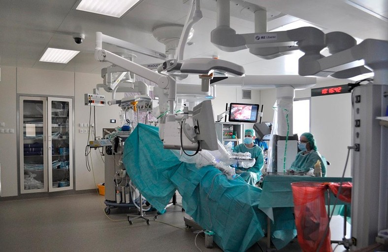 Sala operacyjna z robotem chirurgicznym da Vinci Xi