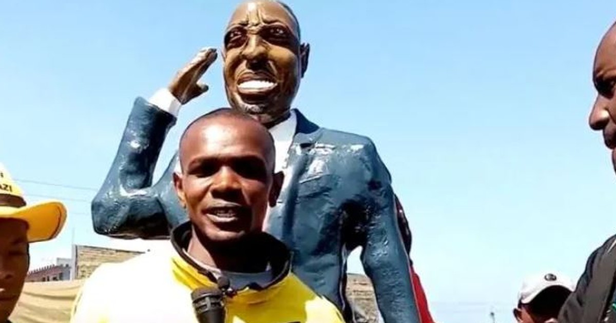 Silas Wanjeru pushing William Ruto sculpture on wheelbarrow from Nakuru