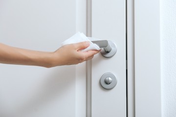 Felületfertőtlenítésnél elsősorban azokat a felületeket szükséges kezelni a fertőtlenítőszerrel, amelyek gyakori használatban vannak (pl. kilincs, székkarfa, kulcs, telefon, számítógép billentyűzete, számítógépes egér).