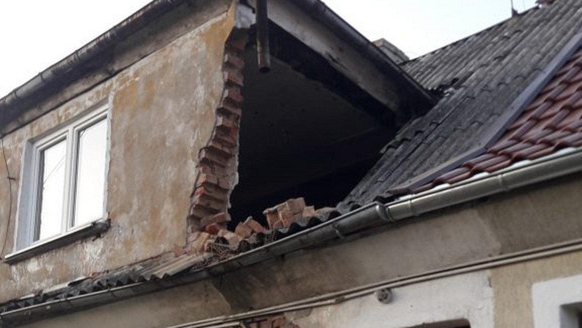 Lokatorzy domu w Mysłakach w gminie Miłakowo, gdzie wczoraj zawaliła się jedna ze ścian, nie mogą wrócić do swoich mieszkań.