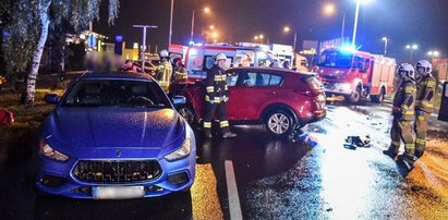 Wypadek z udziałem luksusowego maserati w Lesznie. Dwie osoby ranne