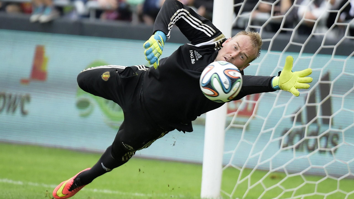 Niesamowitym wyczynem popisał się bramkarz belgijskiego KV Mechelen Jean-Francois Gillet. W zremisowanym 1:1 meczu 10. kolejki belgijskiej Jupiler League z Anderlechtem Bruksela obronił on bowiem aż trzy rzuty karne, a egzekwowane one były przez trzech różnych piłkarzy zespołu Fiołków.