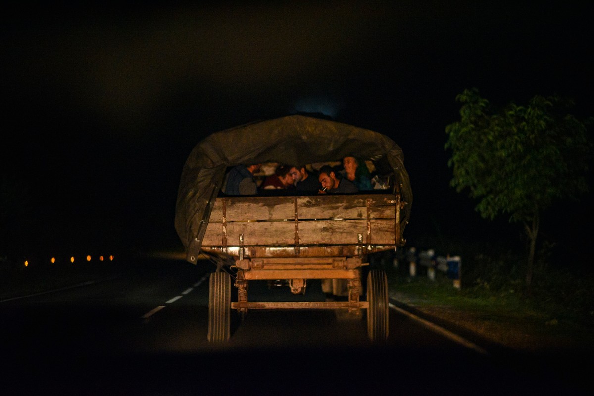 Thousands of ethnic Armenians flee breakaway region of Nagorno-Karabakh