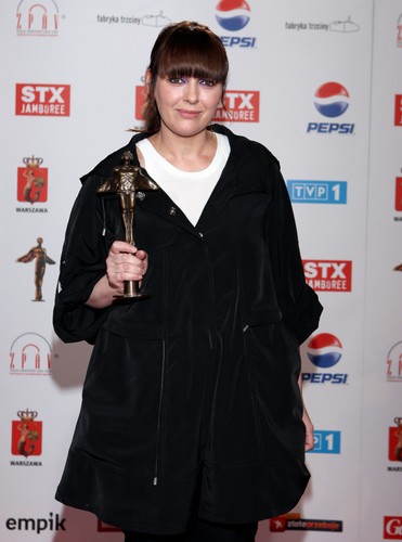 Strój Kasi Nosowskiej nie był zbyt wesoły. Piosenkarce humor jednak dopisywał - zdobyła najwięcej nagród