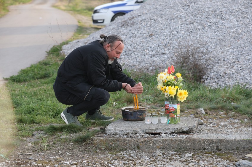 Zapaljene sveće na mestu gde je Danka Ilić nestala